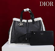 Okify Dior Toujours Large Flat Macrocannage Bag In Black Calfskin With Fur 37x27x21cm - 2