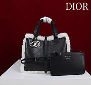 Okify Dior Toujours Medium Flat Macrocannage Bag In Black Calfskin With Fur 28.5x21.5x17cm - 5