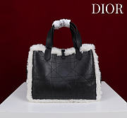 Okify Dior Toujours Medium Flat Macrocannage Bag In Black Calfskin With Fur 28.5x21.5x17cm - 4