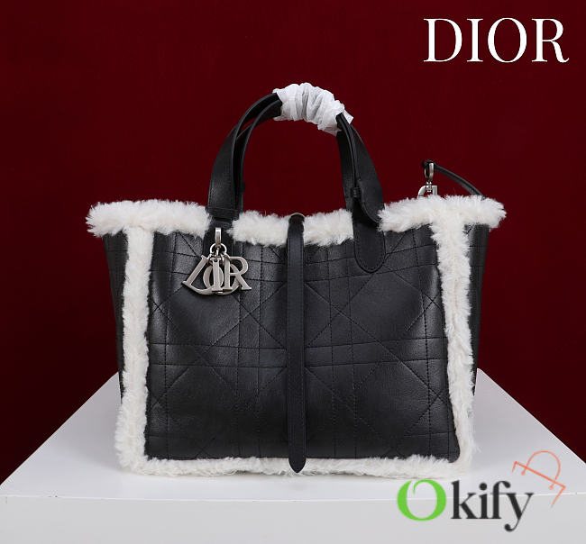 Okify Dior Toujours Medium Flat Macrocannage Bag In Black Calfskin With Fur 28.5x21.5x17cm - 1