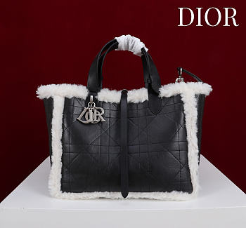Okify Dior Toujours Medium Flat Macrocannage Bag In Black Calfskin With Fur 28.5x21.5x17cm