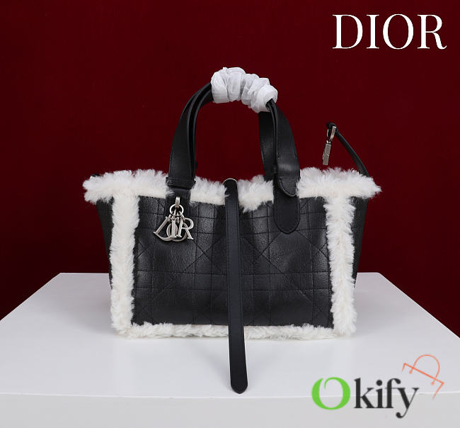 Okify Dior Toujours Small Flat Macrocannage Bag In Black Calfskin With Fur 23x15x15cm - 1