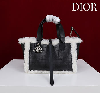 Okify Dior Toujours Small Flat Macrocannage Bag In Black Calfskin With Fur 23x15x15cm