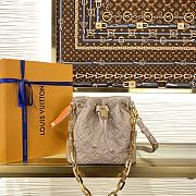 Okify Louis Vuitton Coussin Bucket Bag Beige M26530 20x20x10cm - 1