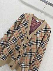 Okify Burberry Twill V-neck Knit Cardigan - 3