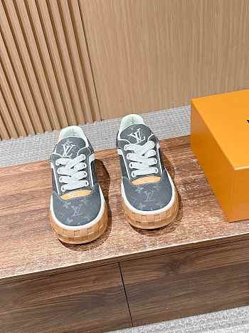 Okify Louis Vuitton Gray Sneakers With Monogram