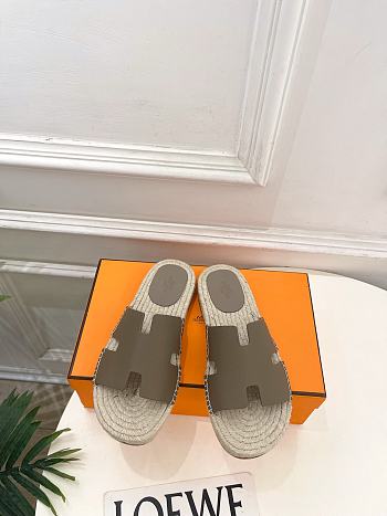 Okify Hermes Antigua Gray Woven Straw Slippers