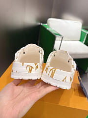 Okify Louis Vuitton White Close Toe Slippers Unisex - 6