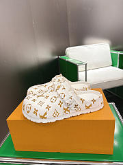 Okify Louis Vuitton White Close Toe Slippers Unisex - 3