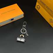Okify Louis Vuitton Silver Trunk Key Chain - 1