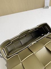 Okify Bottega Veneta Cassette With Versatile Strap Bag Olive Green 26x16x6.5cm - 4