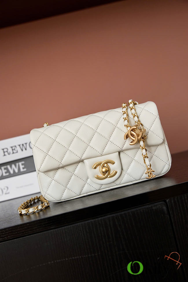 Okify CC 25B Flap Bag White Lambskin 20x13x7cm - 1