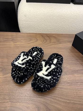 Okify Louis Vuitton Black Fur Women Slippers 
