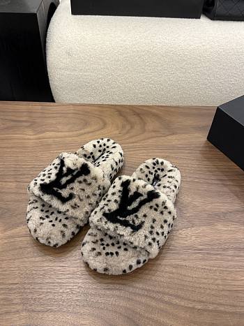 Okify Louis Vuitton Beige Fur Women Slippers 