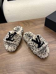Okify Louis Vuitton Beige Fur Women Slippers  - 5
