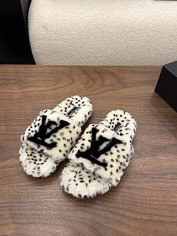 Okify Louis Vuitton White Fur Women Slippers 