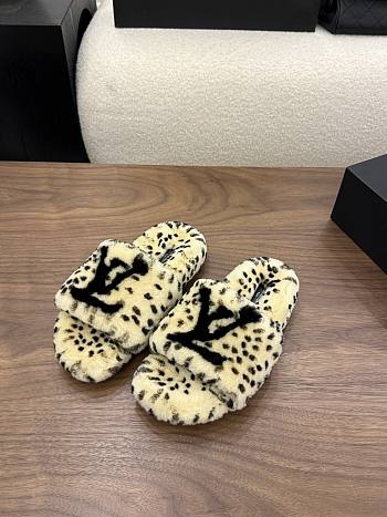 Okify Louis Vuitton Light Yellow Fur Women Slippers 
